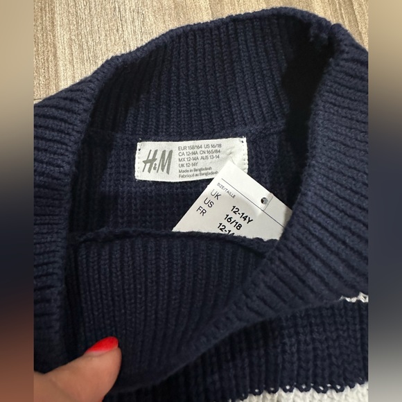 New with tags H&M cotton knit sweater. Dark blue. Size 12Y-14Y - Picture 6 of 11